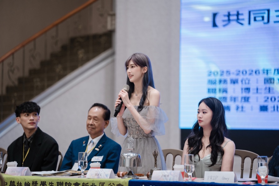 Victoria Cheng speaking at the Rotary handover ceremony